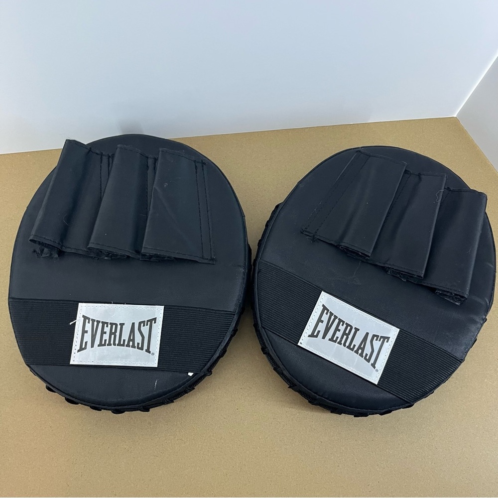 Everlast Red And Black Boxing Training Equipment Punching Mitts Strike Shield View 2